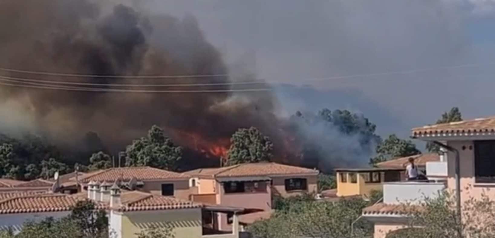 Incendio a Orosei, brucia ancora la Sardegna: evacuate case e un residence a Sos Alinos