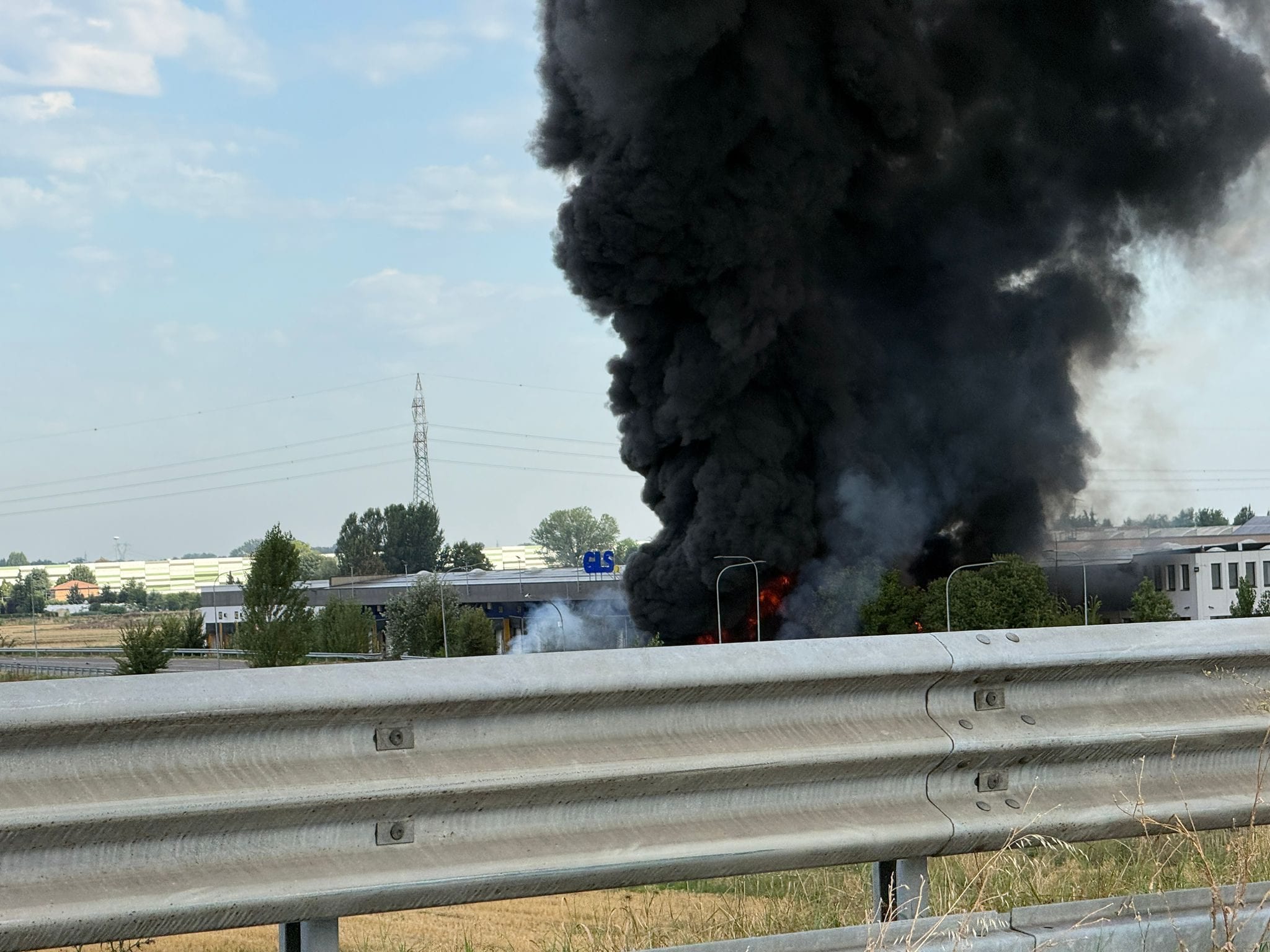 Autocisterna esce di strada ed esplode: morto l’autista, colonna di fumo nero visibile a distanza