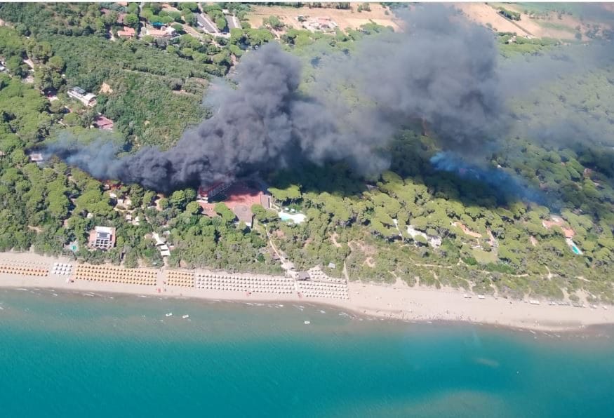 Enorme incendio in spiaggia a Castiglione della Pescaia, fuga dai campeggi: 600 evacuati