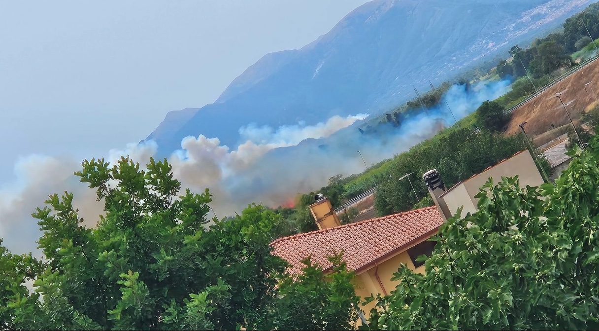 Enorme incendio in Sardegna circonda la città di Serramanna, sindaco: "Via di casa, pensate alla vita”