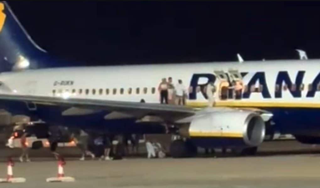 Allarme incendio sul volo Ryanair, il video dei passeggeri in fuga sulle ali dell’aereo: 18 feriti a Maiorca