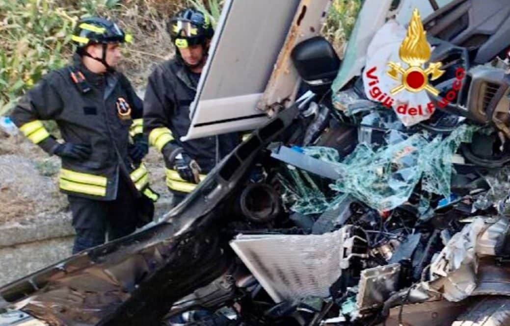 Schianto tra tre tir e un camper in A1 a Firenze, coinvolta intera famiglia: bimba estratta viva