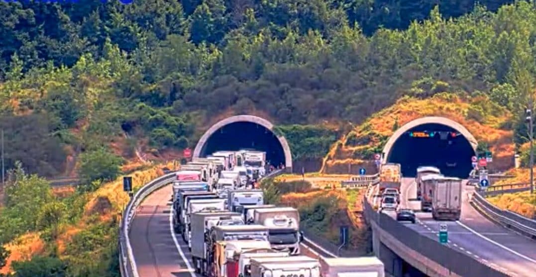 Firenze, incidente in galleria sull'A1: 3 morti, gravi una donna e una bimba. Code in autostrada