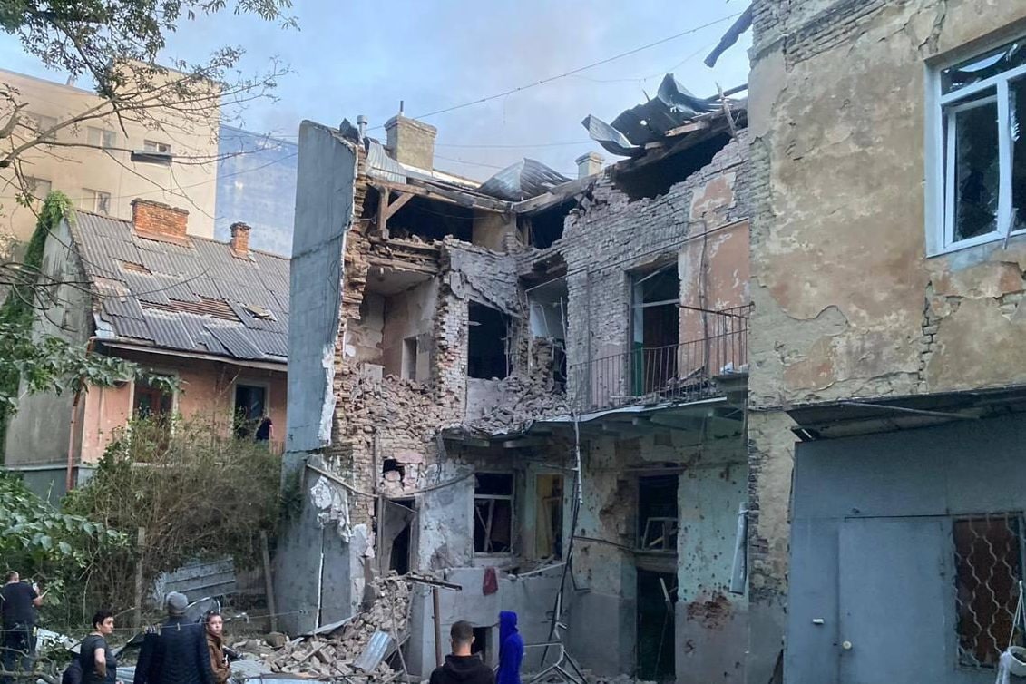 Ucraina, nella notte droni russi bombardano Kiev e altre grandi città: la Polonia schiera i caccia