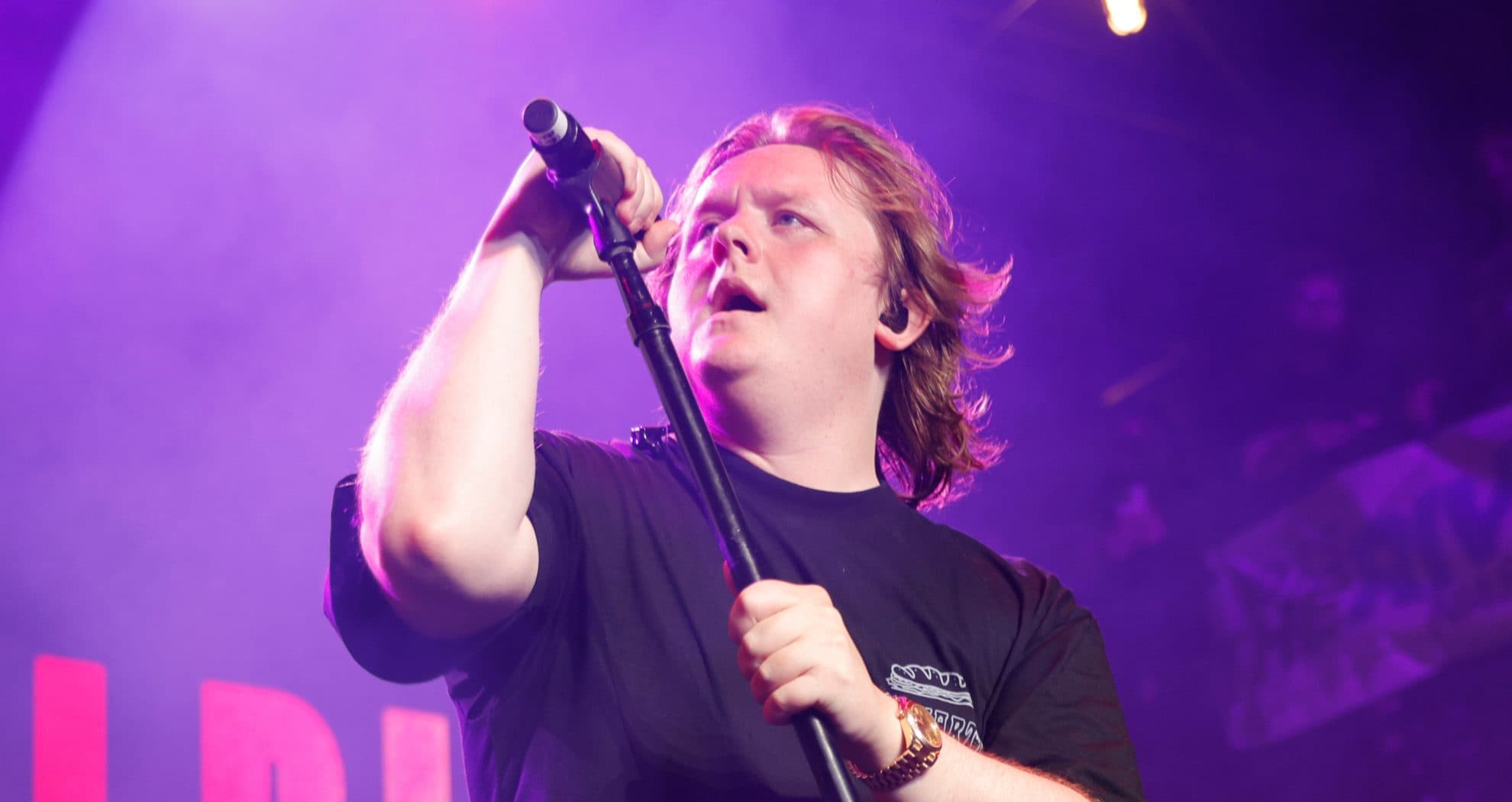 Lewis Capaldi torna a cantare dopo il crollo sul palco nel 2023: “Gli antipsicotici mi hanno cambiato la vita”