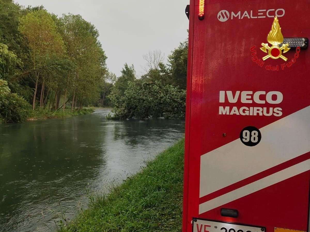 Italia nella morsa del maltempo, allerta meteo su 12 regioni per temporali: frana in Val Senales e allagamenti