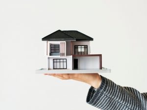 mano-che-presenta-casa-modello-per-la-campagna-di-mutuo-per-la-casa-300x225.jpg