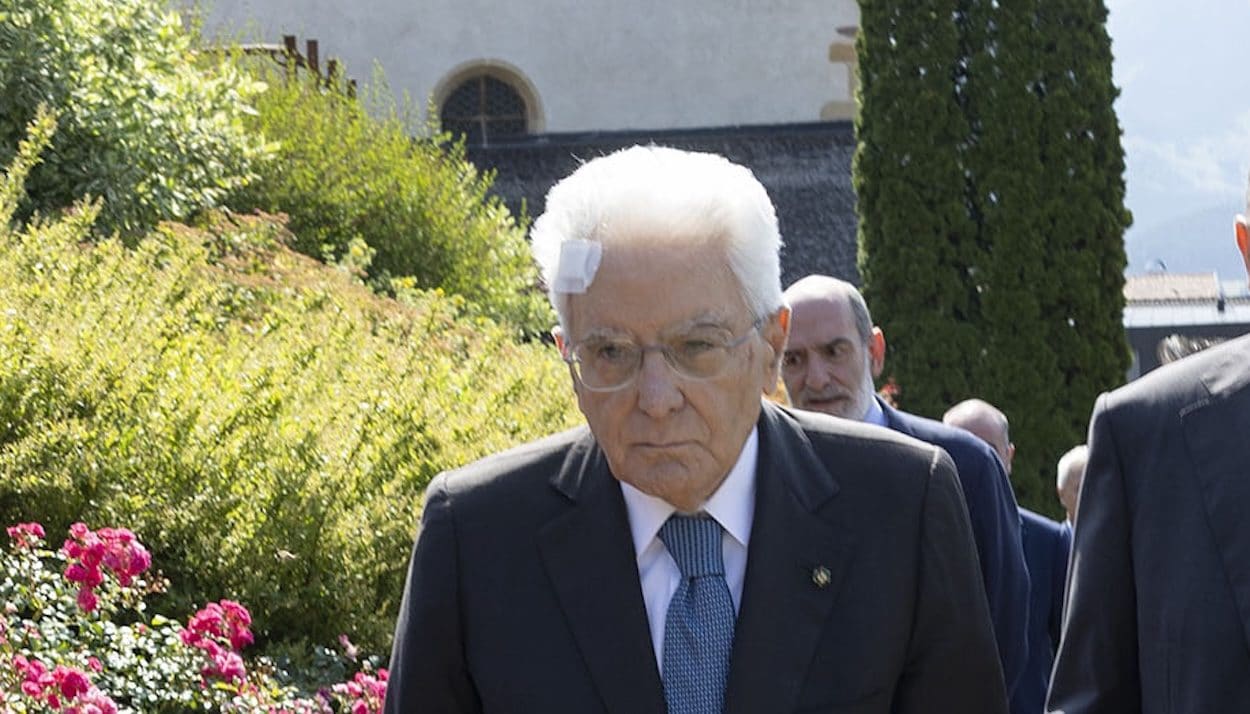 Mattarella con un vistoso cerotto in fronte alla commemorazione a Stava: cos'è successo al Presidente