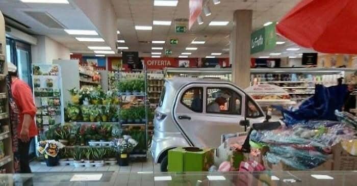 "Le borse pesano e devo fare la spesa": entra con la minicar nel supermercato e parcheggia tra gli scaffali