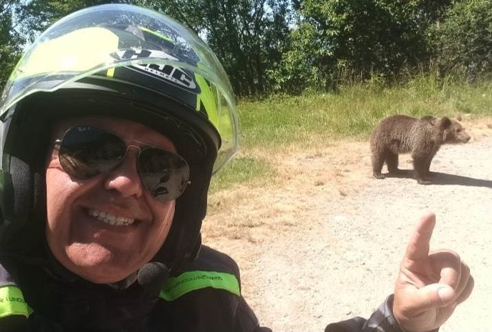 Chi era Omar, il motociclista italiano ucciso da un'orsa in Romania: il video col selfie e l'attacco