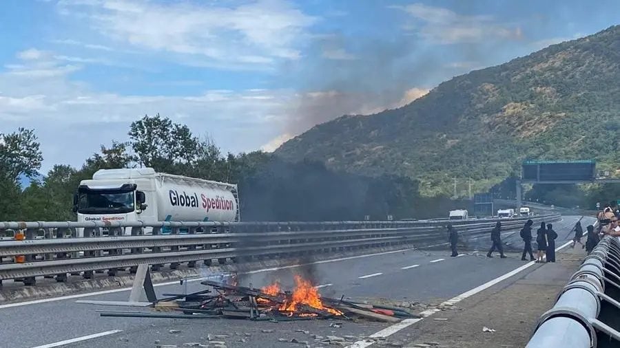 I No Tav bloccano l'autostrada, bombe carta nei cantieri: "Difendiamo natura e salute". Meloni: "Atti indegni"