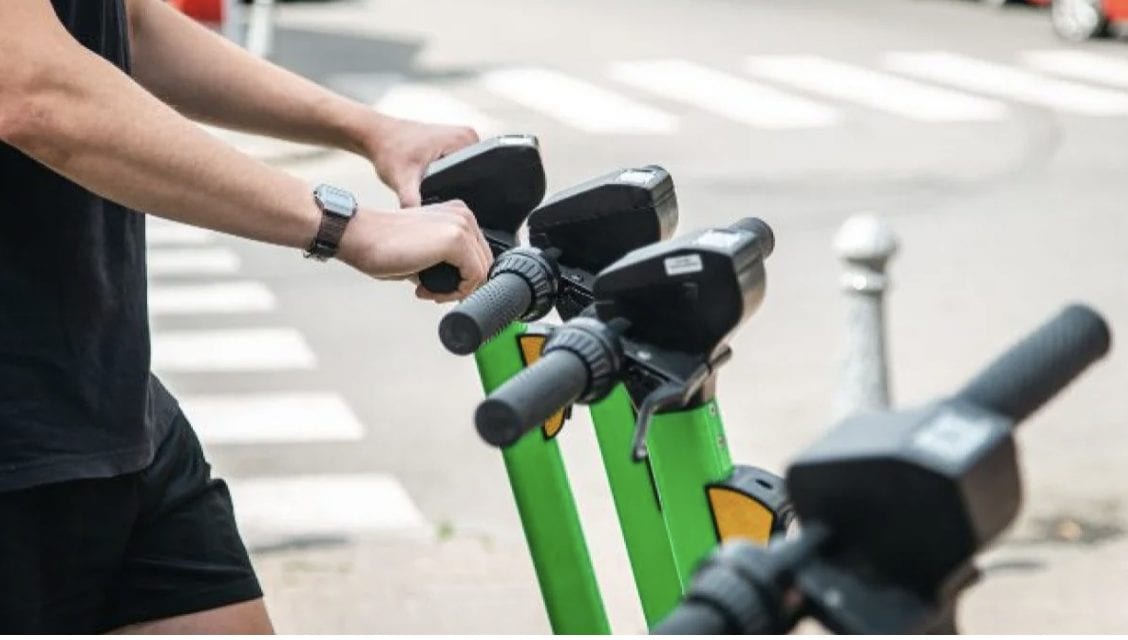 Monopattini elettrici, quando scatta l'obbligo di targa e cosa rischia chi non ce l'ha