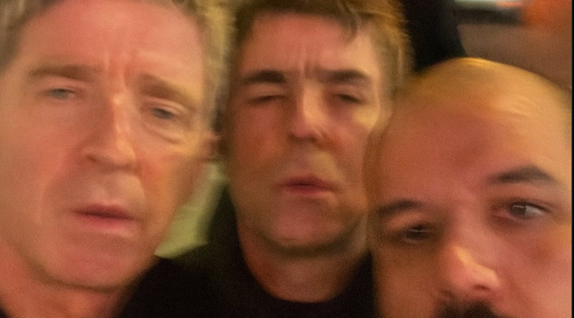 Oasis, il primo concerto domani: spunta la prima foto di Liam e Noel Gallagher (ma c'è un trucco)