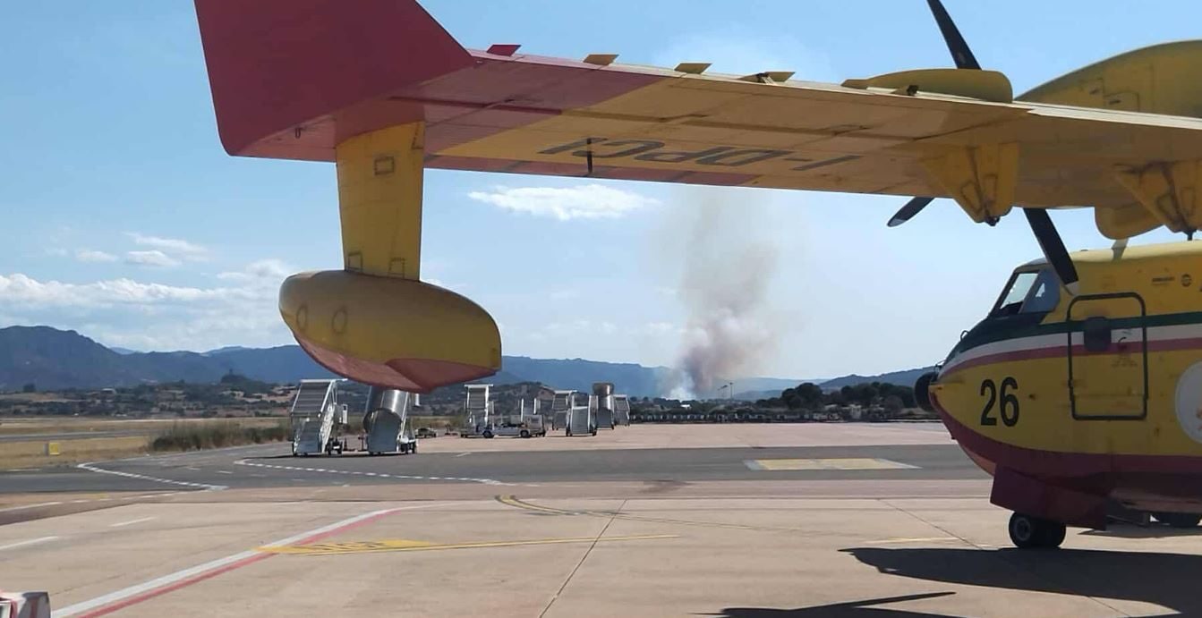 Vasto incendio ad Olbia vicino all'aeroporto, spazio aereo chiuso e voli dirottati