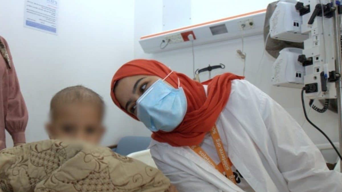 All’ospedale di Beit Jala Governmental Hospital in Cisgiordania: insieme a un piccolo paziente c’è la dottoressa Farrah Fatafta, psicooncologa di Soleterre