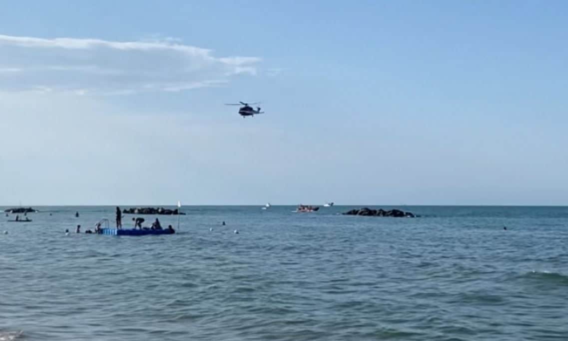 Morta la bimba dispersa in mare a Pescara e recuperata dai vigili del fuoco: "Non abbiamo potuto fare di più"