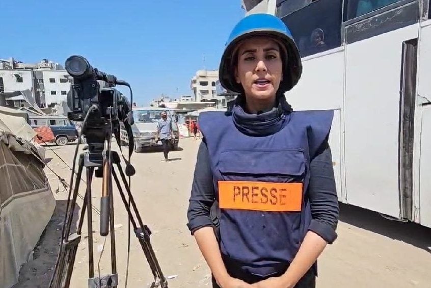 Gaza, giornalista sviene durante una diretta tv: “Non mangiavo da 4 giorni, anche noi stiamo morendo di fame”