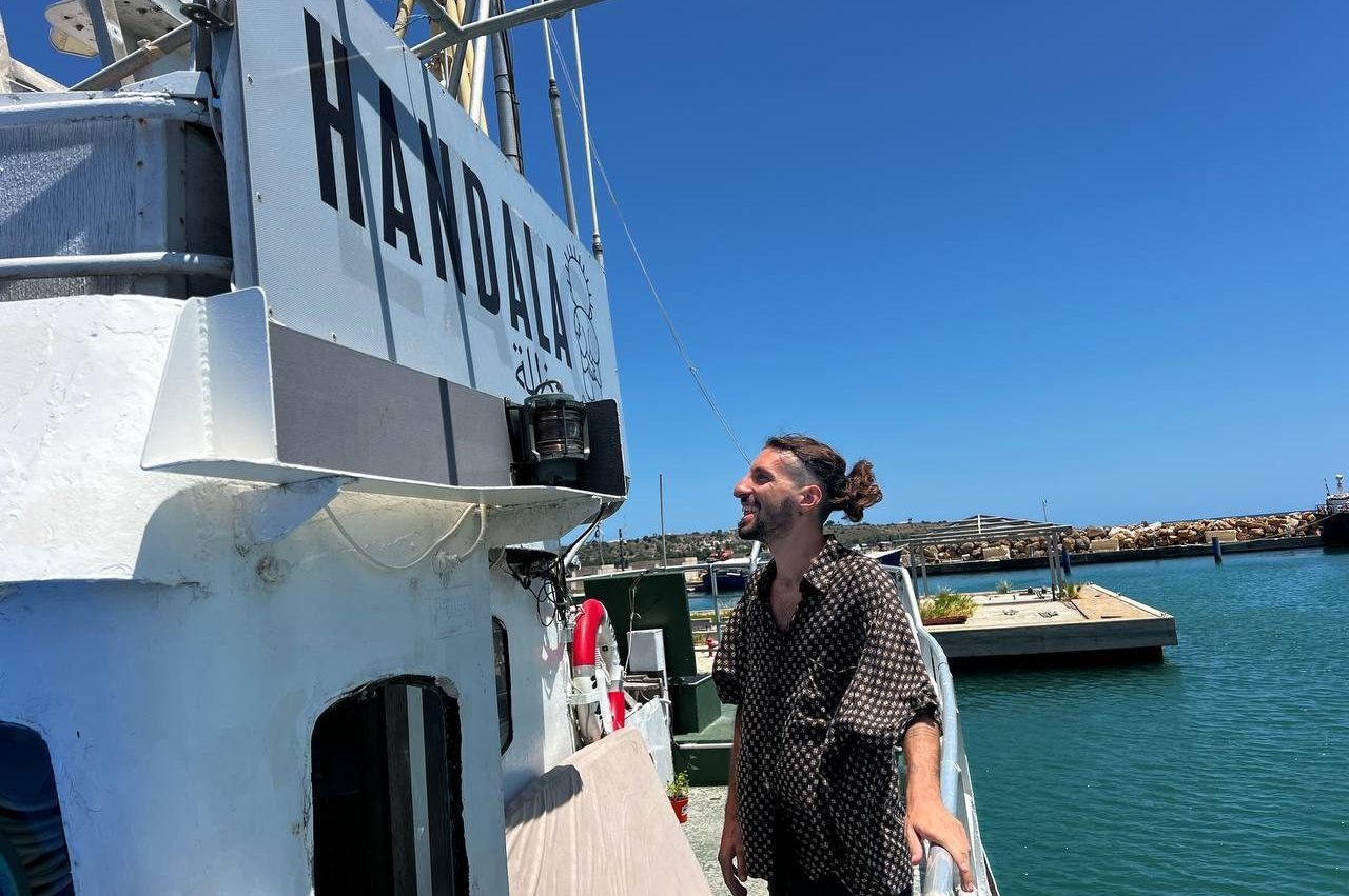 La nave Handala verso Gaza con gli aiuti: "Se Israele ci intercetta è perché i nostri governi non ci proteggono"
