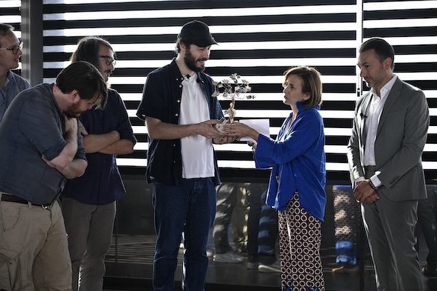 La madre di Giulia Tramontano premia i Pinguini Tattici Nucleari per Migliore con parole piene d'emozione