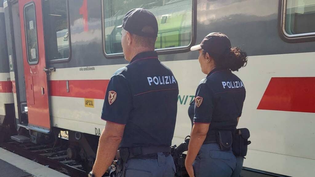 Treno preso a sassate, passeggeri costretti a scendere: paura sulla tratta Ventimiglia-Savona