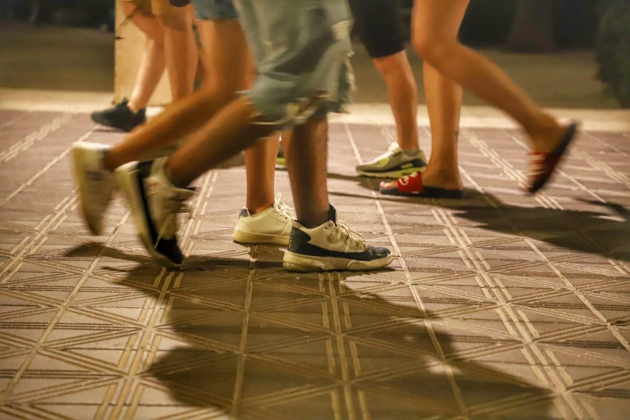 Sindaco mette il coprifuoco agli under 14 a Praia a Mare contro vandalismo e aggressioni: "Multe fino a 250€"