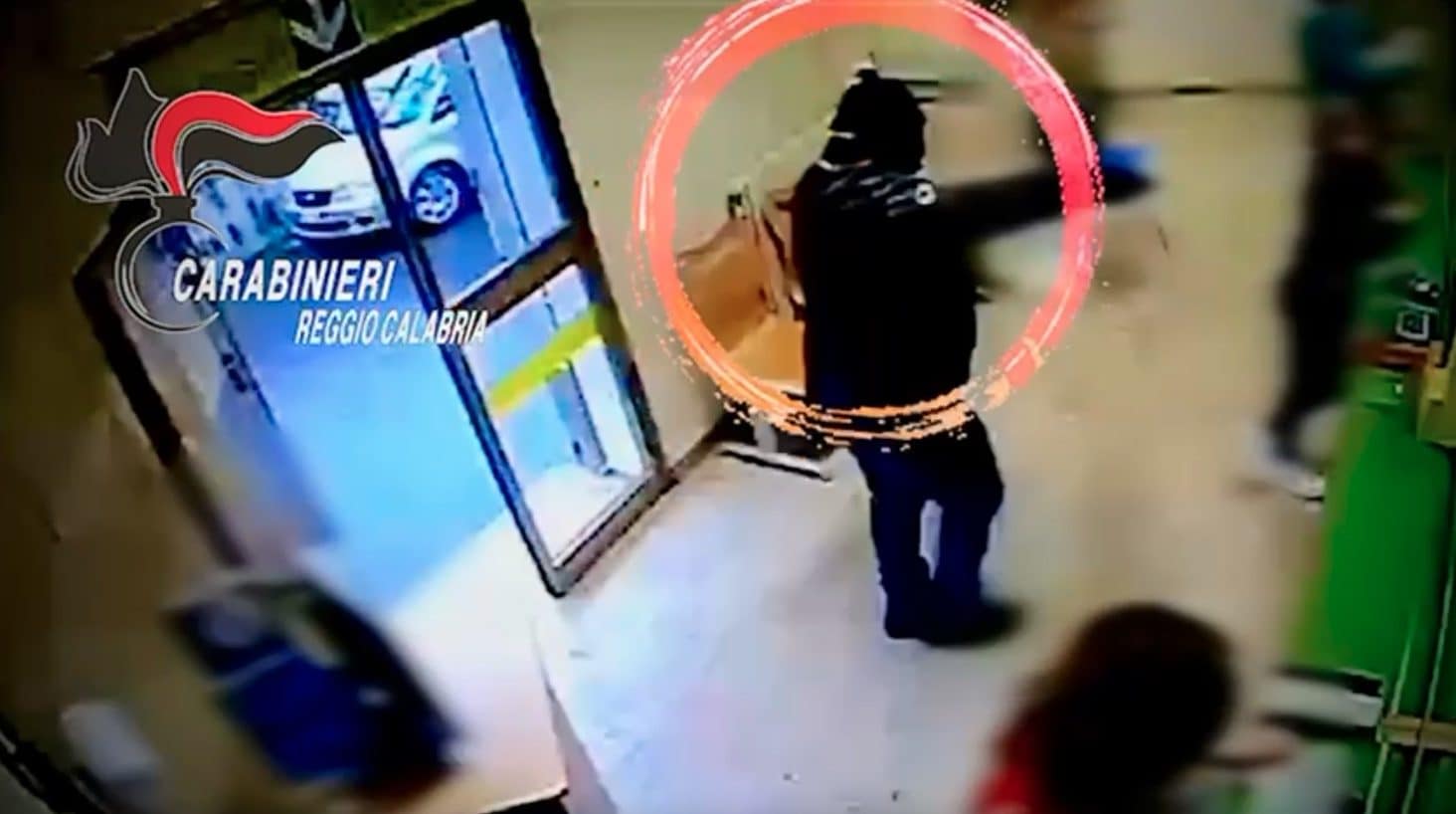 Rapine con pistole, taser ed esplosivo: fermata la coppia del terrore, per mesi incubo di negozi e uffici