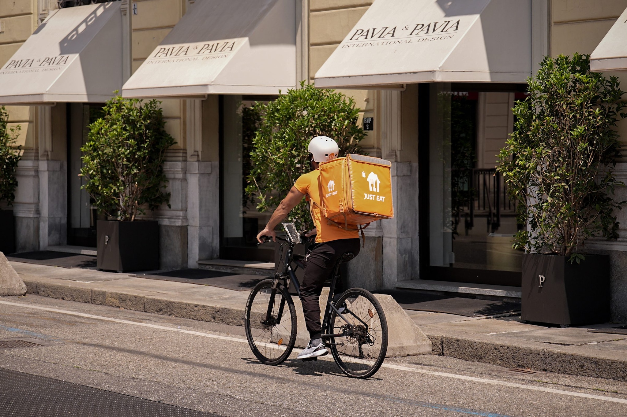 Rider, per la prima volta in Italia giudice obbliga Glovo a trattare con i sindacati sui rischi caldo