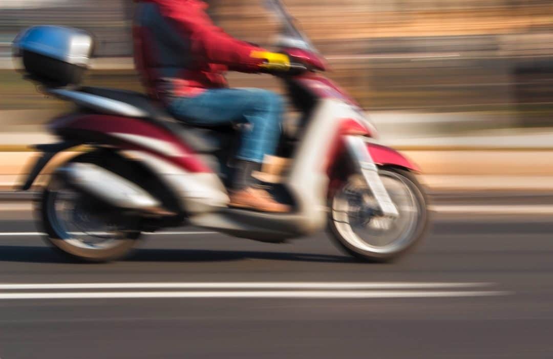Gara in scooter in strada si trasforma in tragedia: 16enne in coma, 15enne grave a Cesena