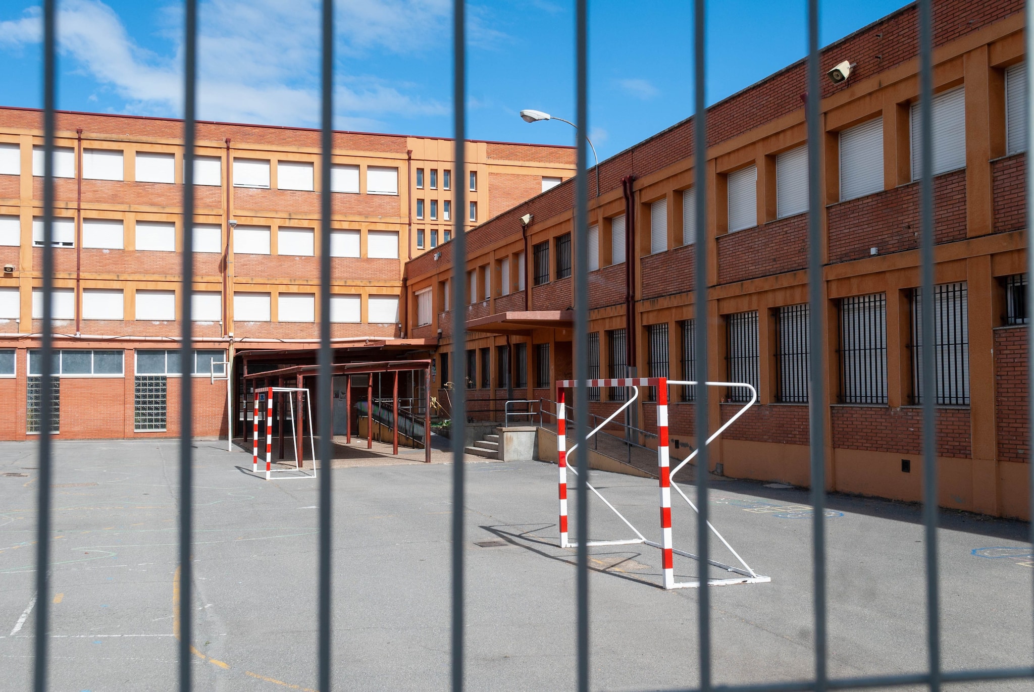 Si addormenta a scuola ma nessuno se ne accorge, 11enne chiusa per 5 ore nell'Istituto: liberata dai pompieri