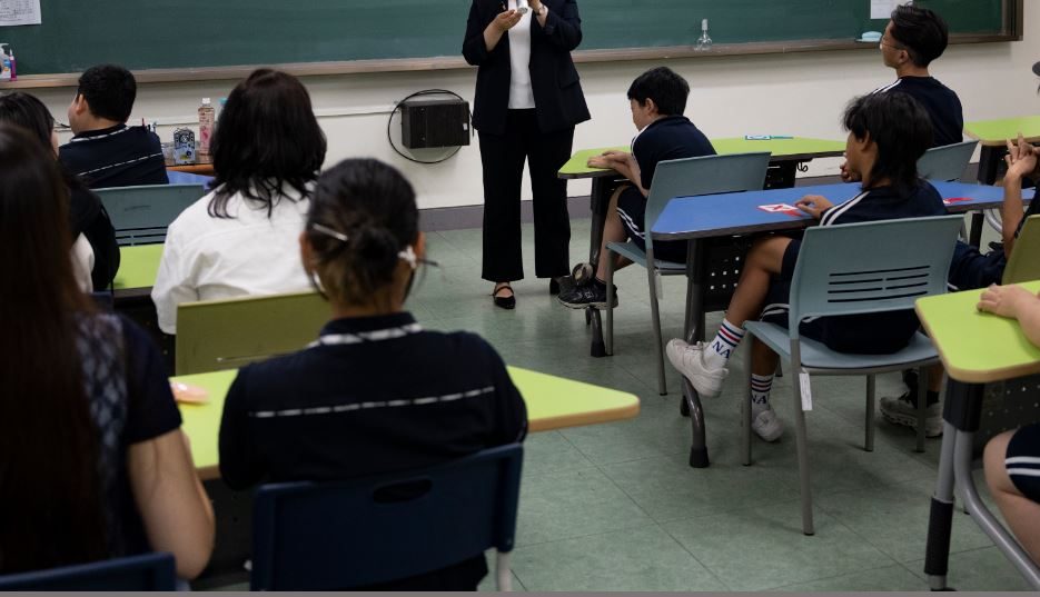 Studentessa prima ad ogni test in classe: erano madre e prof che rubavano i compiti di notte a scuola