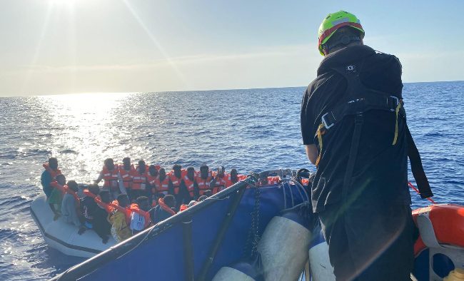 Migranti, a Lampedusa ancora sbarchi, M5s: "Hotspot continua a riempirsi, altro che blocco navale e Albania"