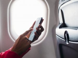 “Terrorista”, per scherzo cambia nome al suo Hotspot wifi durante volo, caccia israeliani intercettano l’aereo