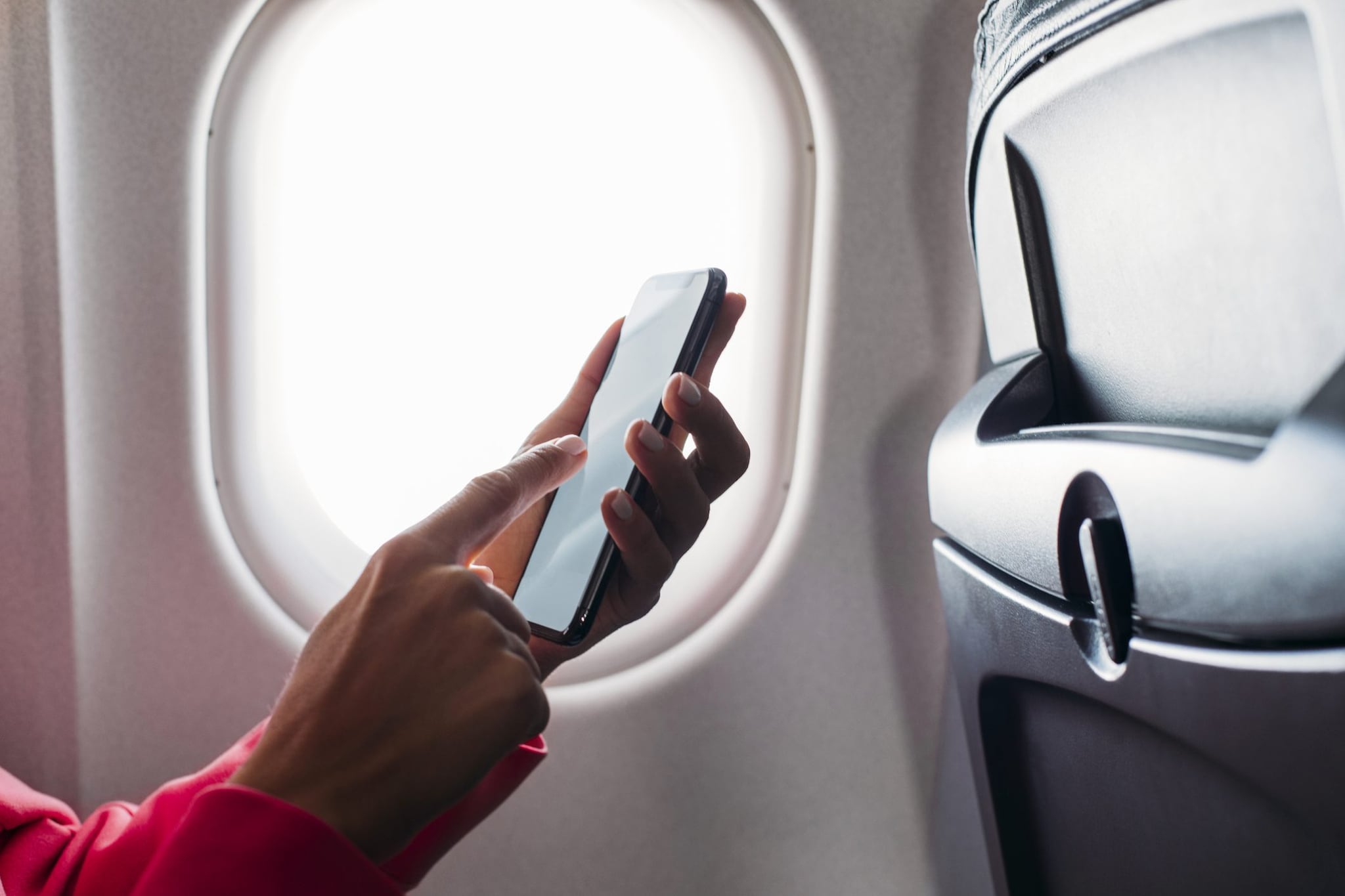 Sbircia il telefono del vicino di posto e fraintende, aereo costretto ad atterrare: “Strano messaggio”