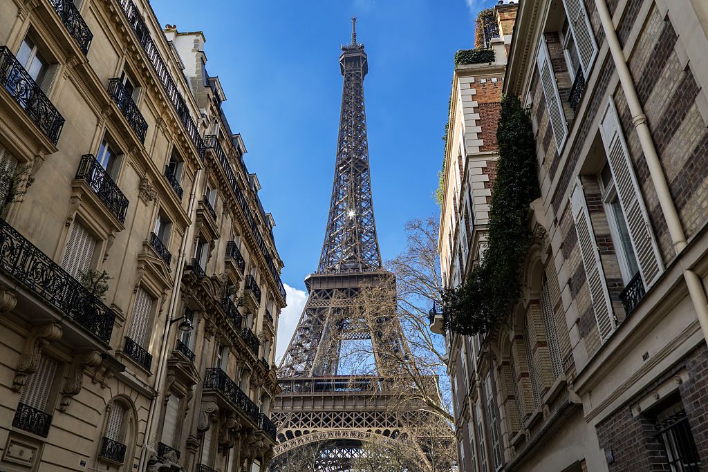 Europa nella morsa del caldo infernale, allerta rossa a Parigi: chiude la Torre Eiffel