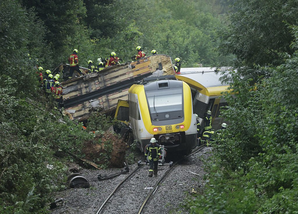Treno deragliato in Germania, l'incidente causato da una frana: “Scene che non vorresti mai vedere”