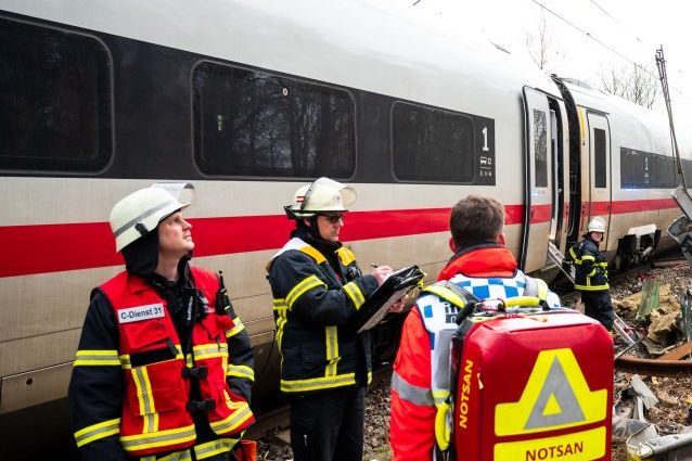 Treno con 100 passeggeri a bordo deraglia in Germania: almeno 4 morti e diversi feriti
