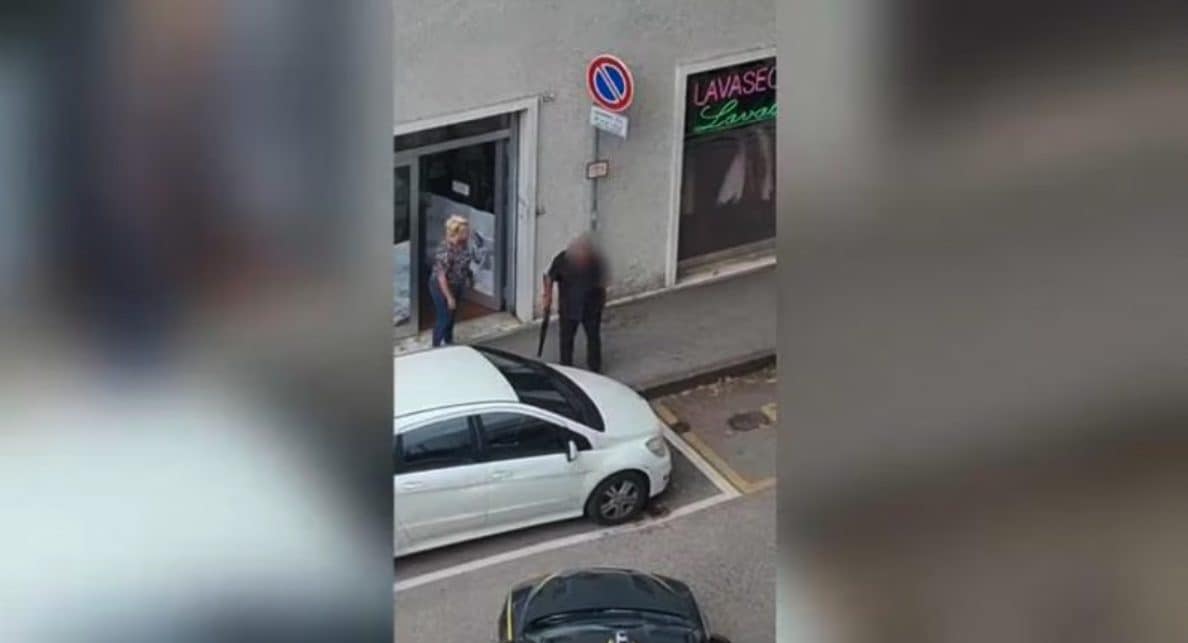 Col fucile nella lavanderia dell’ex, finanzieri cercano di fermarlo ma parte un colpo in strada: paura a Trento