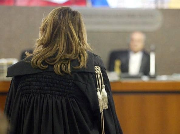 Ivrea, in aula per testimoniare su una rapina: riconosce tra le foto l’uomo che l’ha violentata