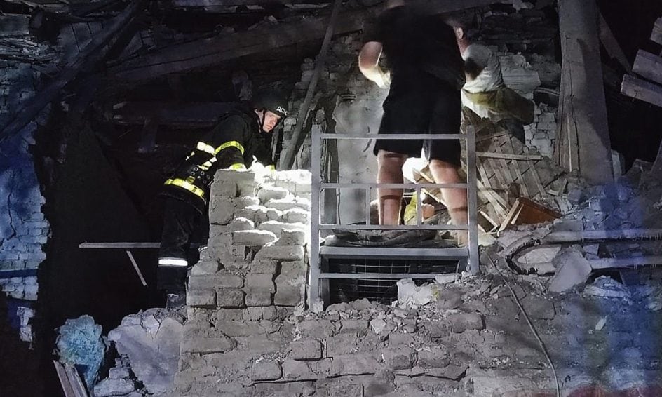 Guerra Ucraina, attacco russo con droni e missili su Kiev, uccisi anche bimbi: “Noi immuni alle sanzioni Usa”