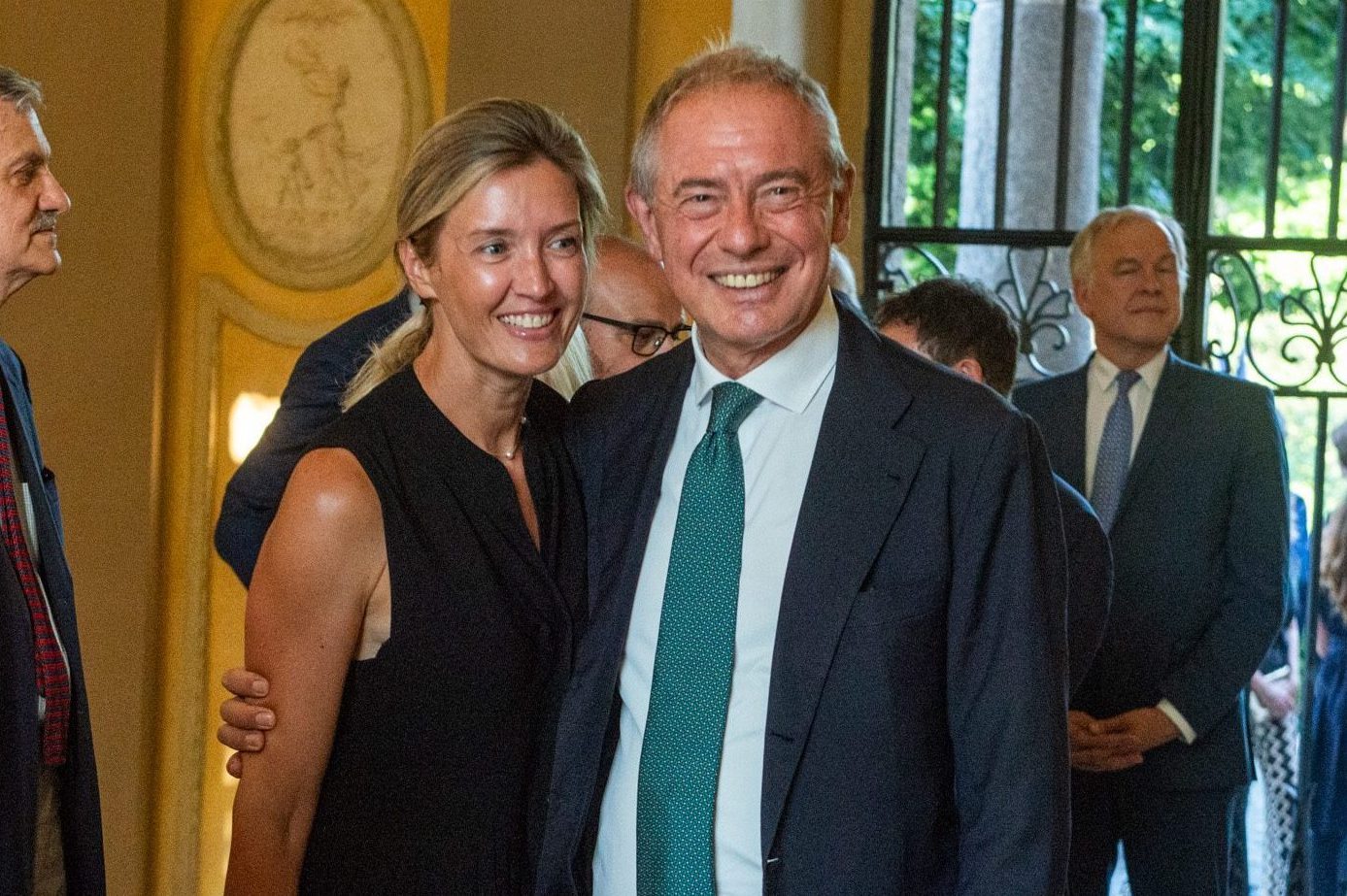 Le giustificazioni di Urso: "La scorta ha fatto saltare la fila a mia moglie, lei minacciata anni fa"