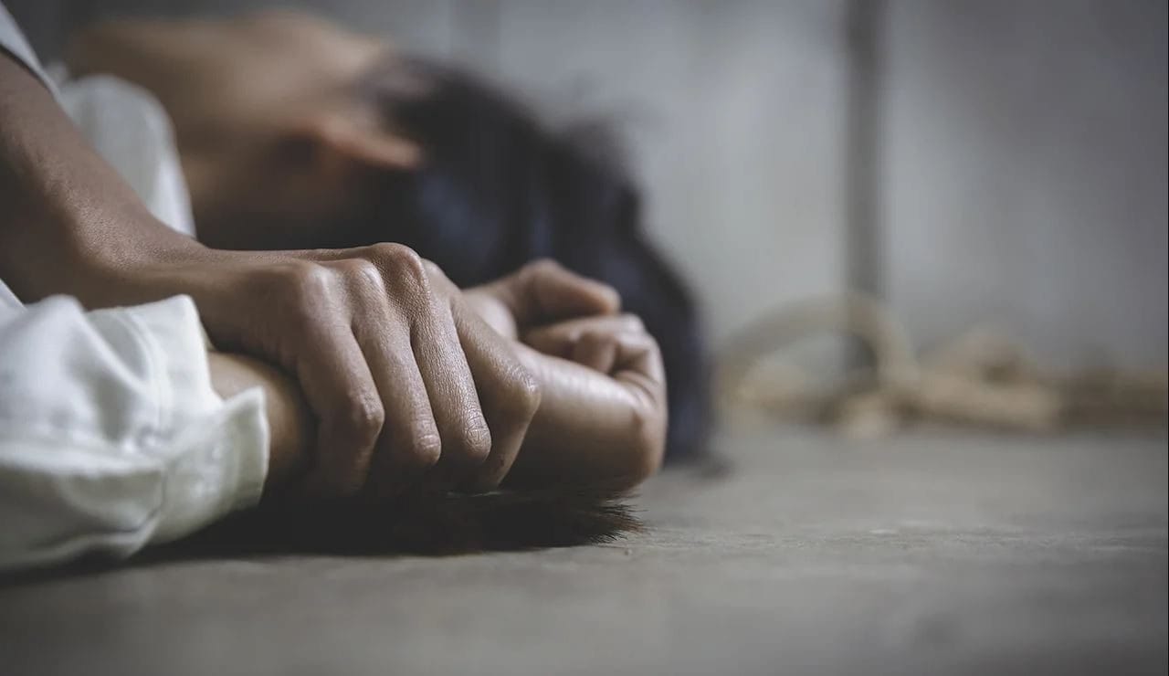 Violenta la cugina a Capodanno a casa degli zii e si giustifica: "Avevo bevuto. Pensavo di sognare"