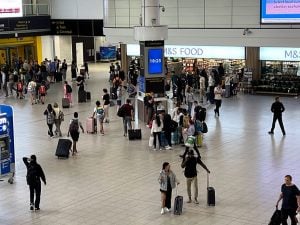 Errore informatico manda in tilt gli aeroporti britannici, 150 voli cancellati e disagi per giorni