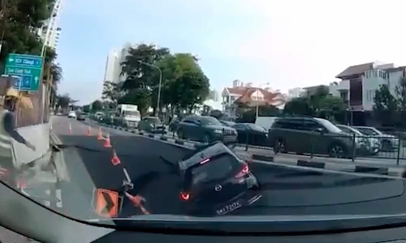 In strada si apre voragine improvvisa, il video dell’auto inghiottita nel buco: automobilista salva