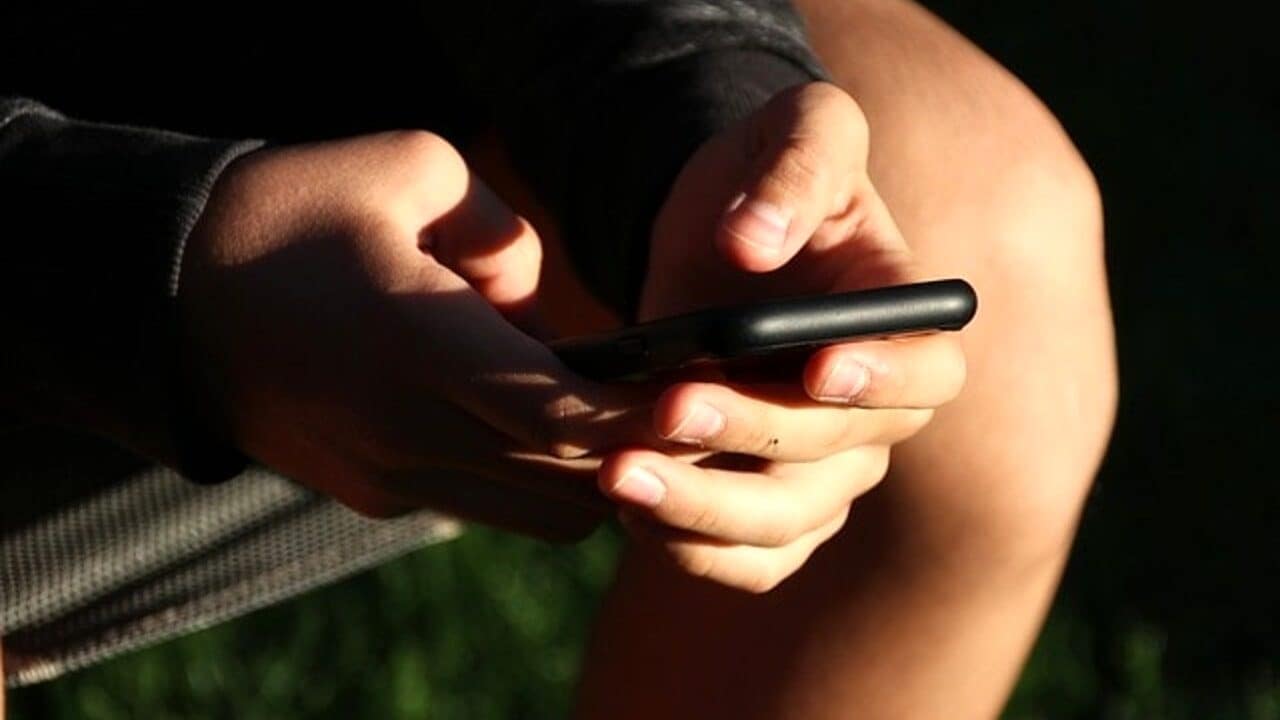 Adescava minorenni spacciandosi per ragazza: arrestato con migliaia di file pedopornografici