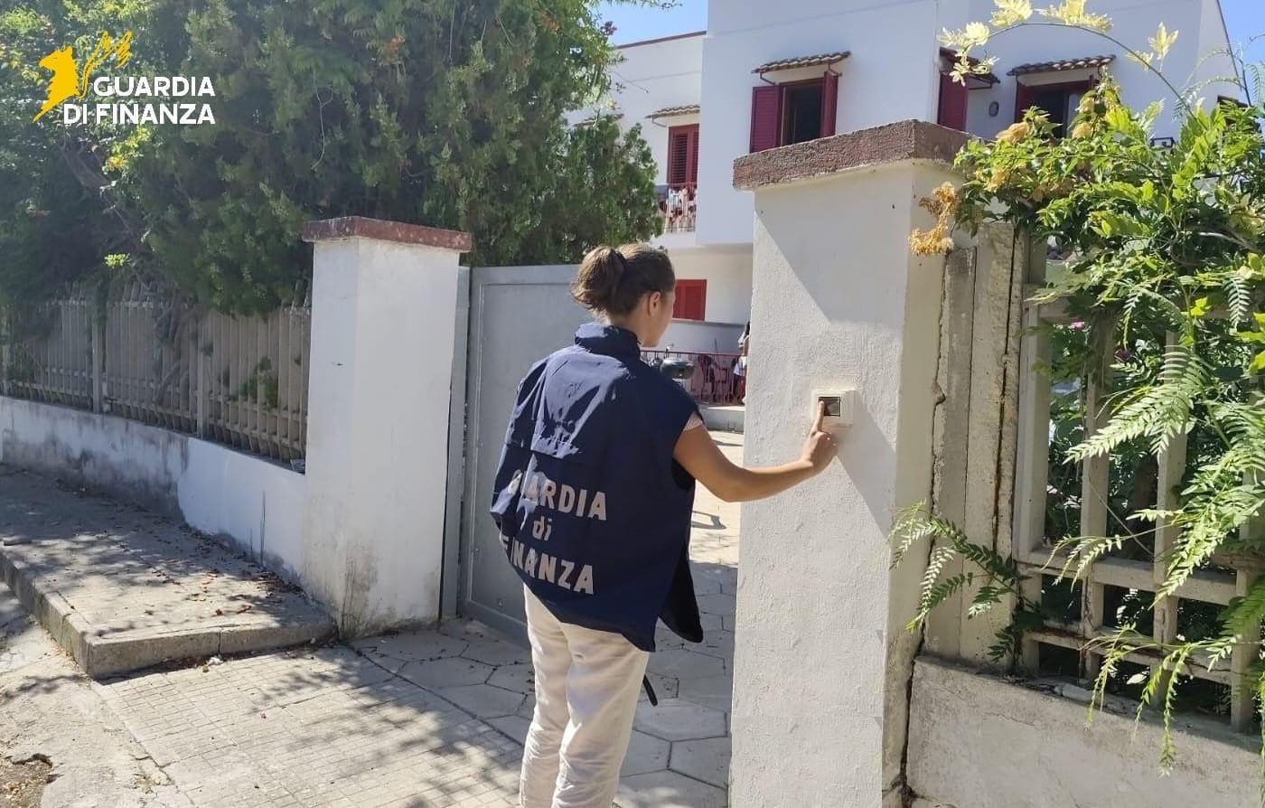 Appartamento per 3 persone dato in affitto a 9 ragazzini: arriva la Finanza nelle "case pollaio" di Gallipoli