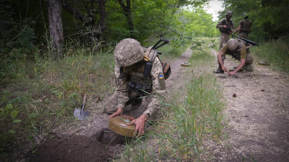 Soldati ucraini posano mine anticarro nella regione di Donetsk