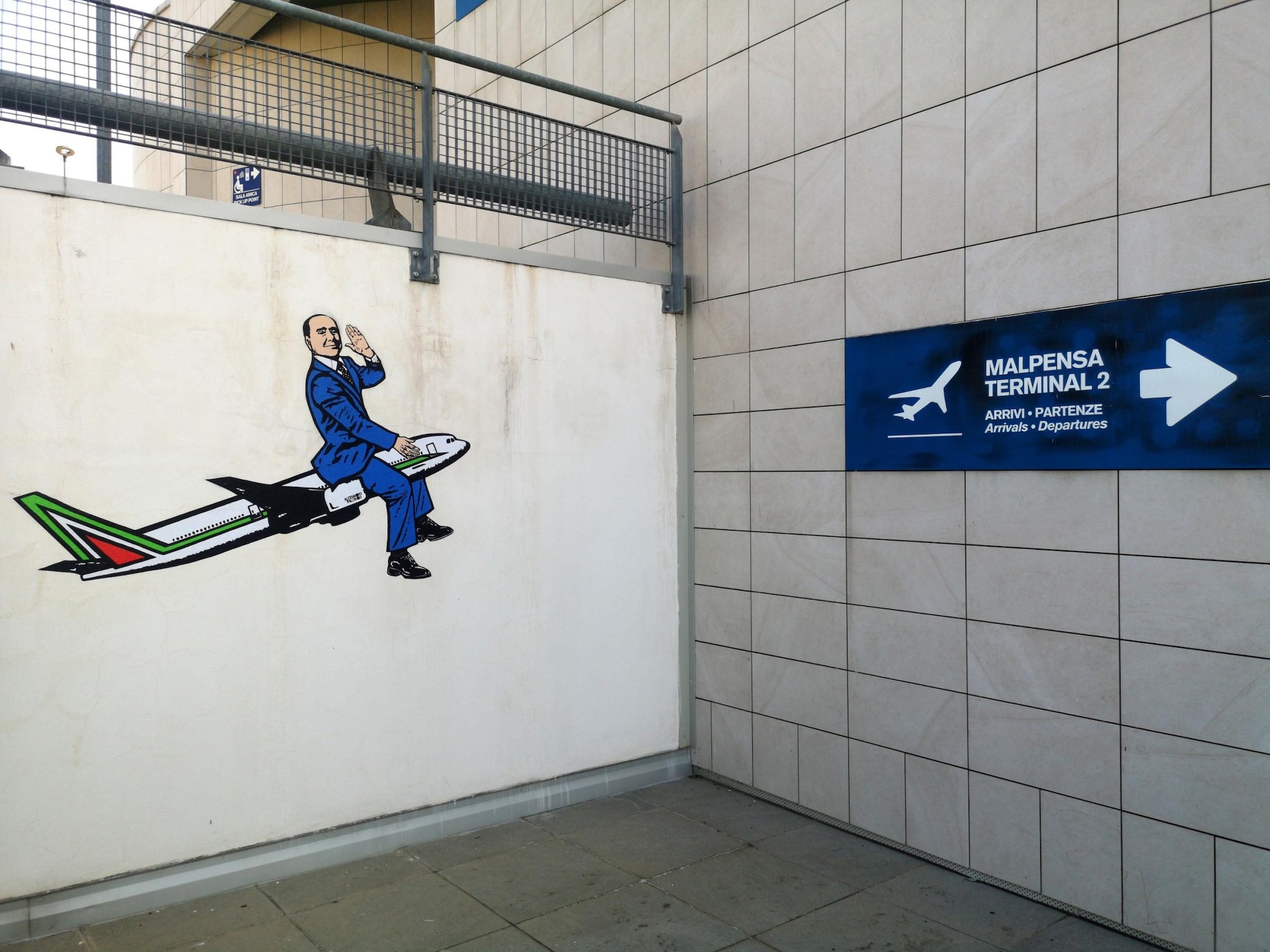 Murales dedicato a Silvio Berlusconi al Malpensa Terminal 2 creato da Alexsandro Palombo