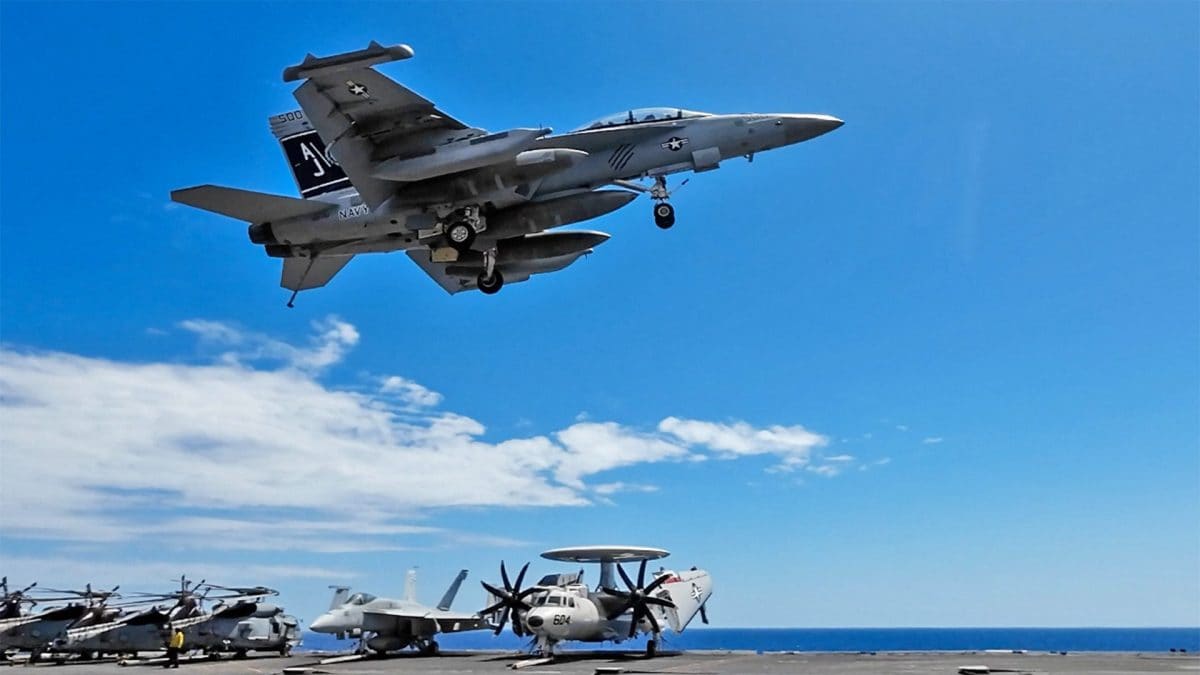 Un F–18 effettua una manovra di touch and go sulla portaerei USS Ford.