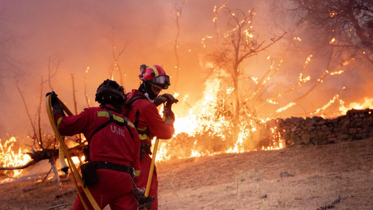 Militari dell’UME spengono le fiamme/ foto UME