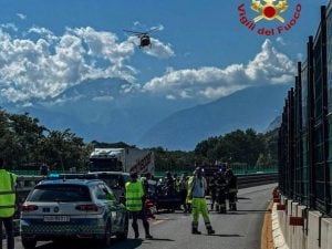 Inversione a U e contromano per 3 chilometri: così un 88enne ha provocato l&#8217;incidente sull&#8217;A32, morta la moglie